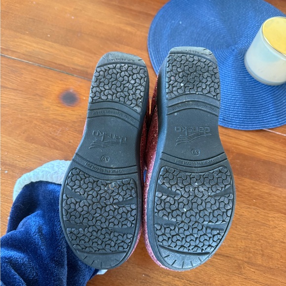 Very Gently Preowned/Excellent Condition Dansko XP Glitter Clogs in Pink - Picture 7 of 11